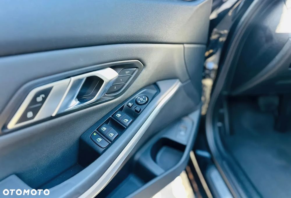 BMW Seria 3 330i M Sport - 9