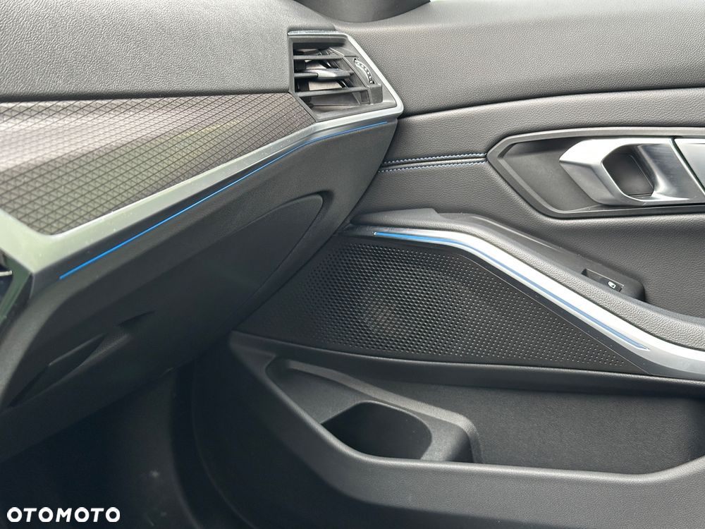 BMW Seria 3 320e M Sport - 39