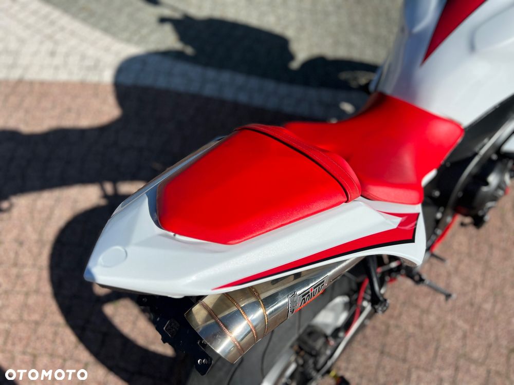 Yamaha R1 - 10