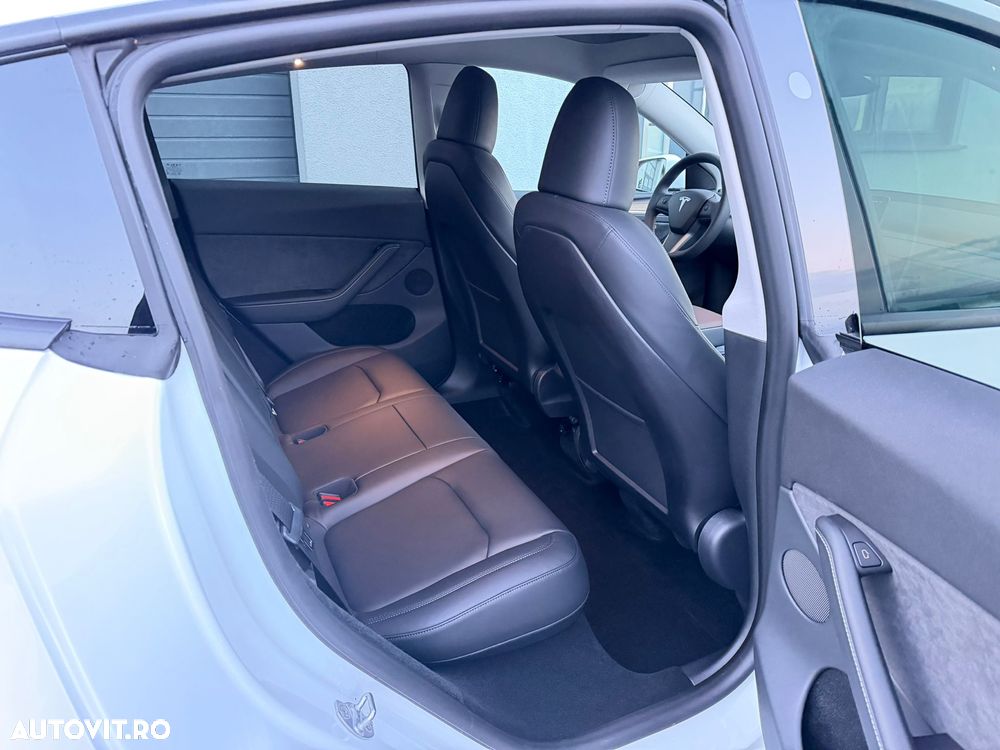 Tesla Model Y - 9