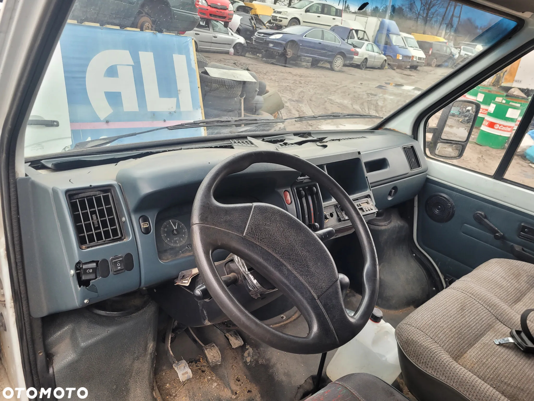 RENAULT TRAFIC 1 I fotel fotele kanapa deska kokpit podsufitka boczek boczki klamka podłokietnik licznik prędkościomierz - 2