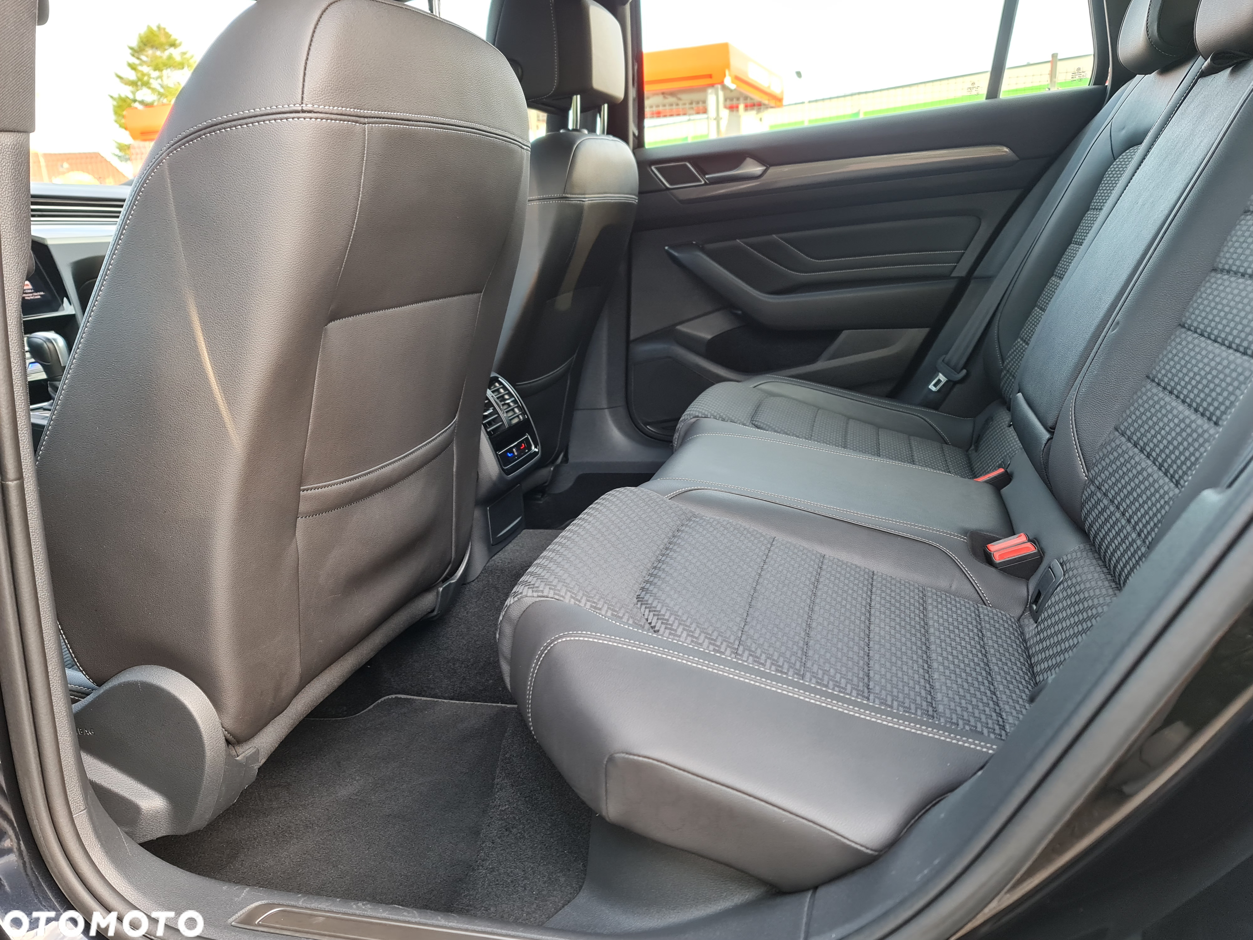 Volkswagen Passat Variant 2.0 TDI SCR DSG R-Line - 17