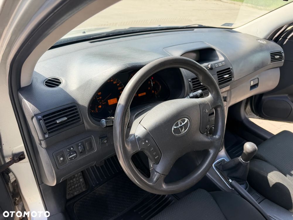 Toyota Avensis 1.6 VVT-i Luna - 11
