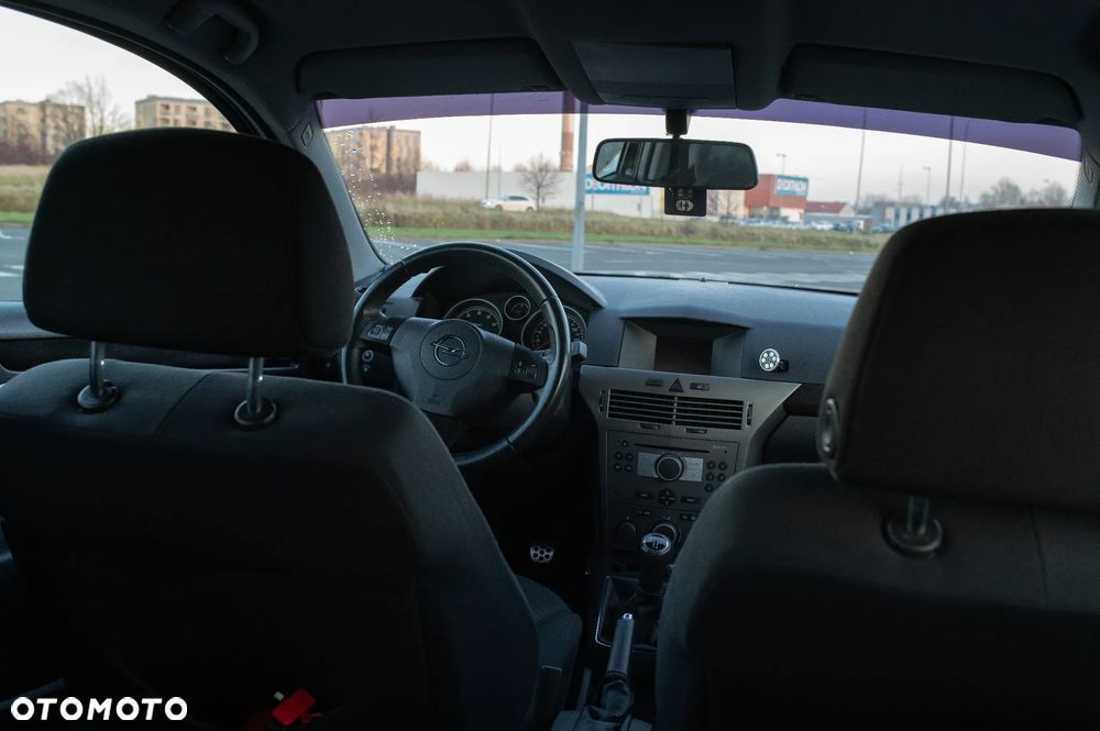 Opel Astra III GTC 1.6 Enjoy - 34