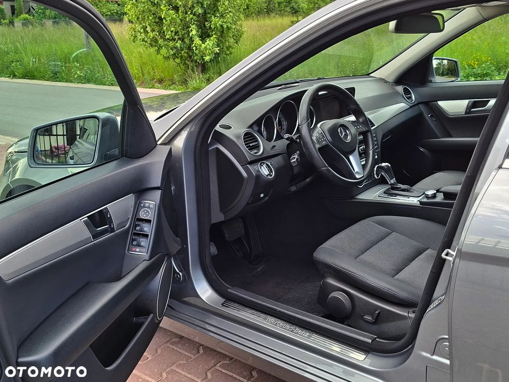 Mercedes-Benz Klasa C 180 CGI Automatik BlueEFFICIENCY Avantgarde - 16