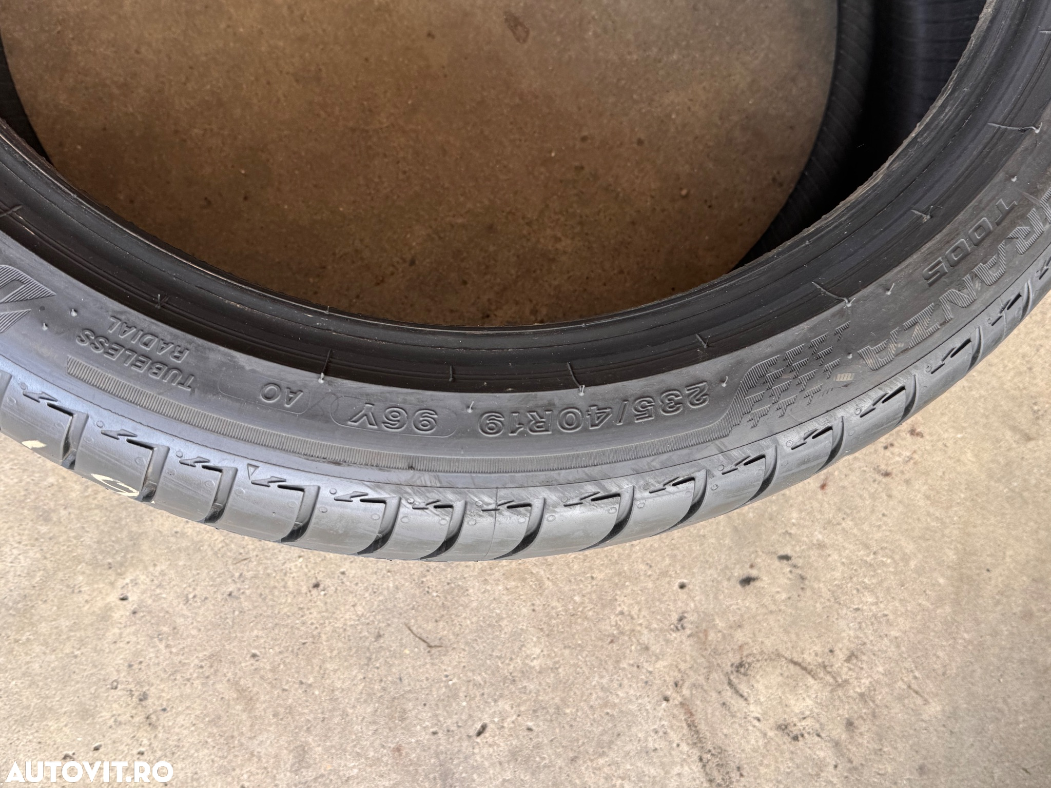 Vând 2 anvelope 235/40/19 bridgestone de vară ca noi - 5