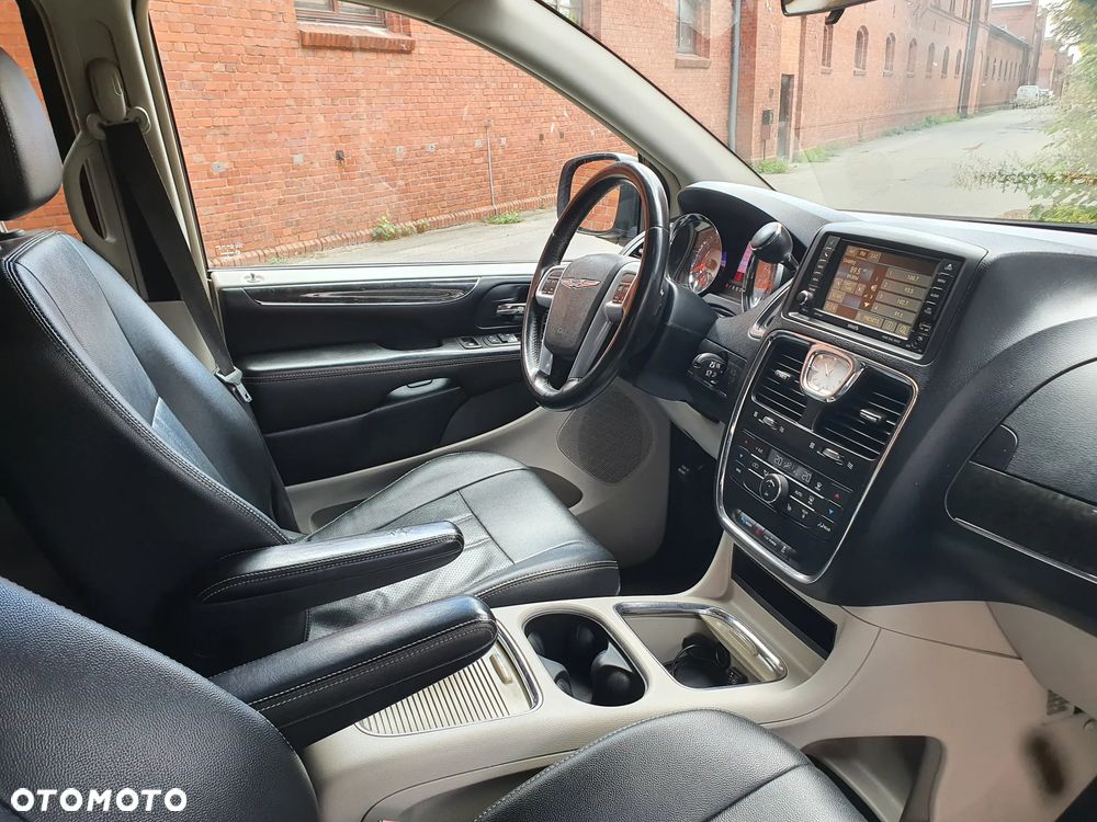 Chrysler Town & Country 3.6 Limited - 14