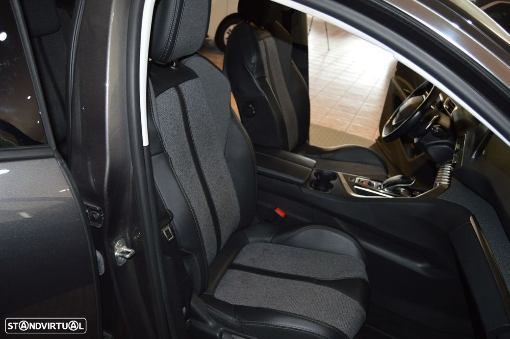 Peugeot 5008 1.2 PureTech Allure EAT6 - 28