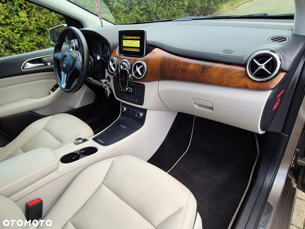 Mercedes-Benz Klasa B 180 7G-DCT UrbanStyle Edition - 33