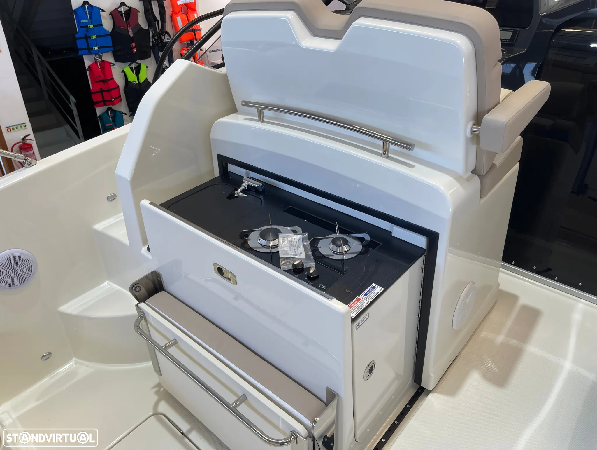 Quicksilver Activ 875 Sundeck - 6