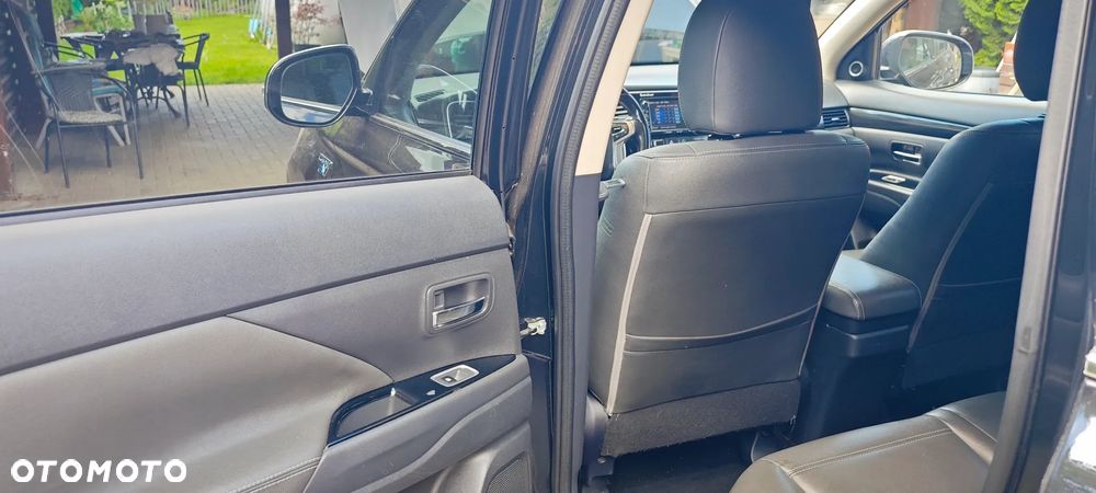 Mitsubishi Outlander Instyle NAVI + - 26