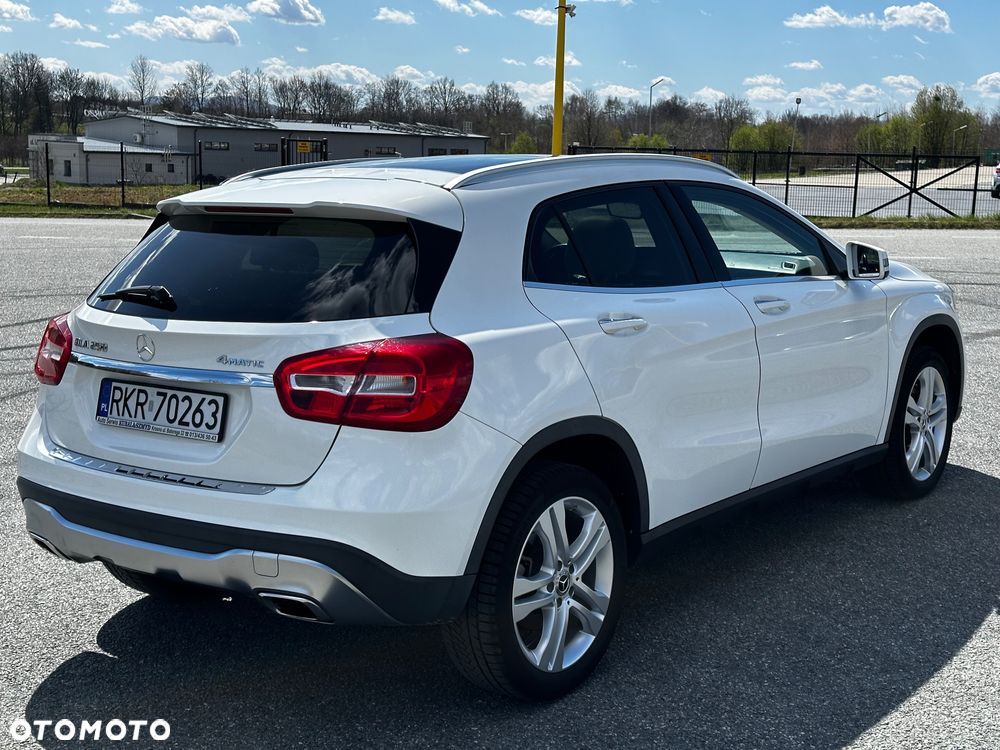 Mercedes-Benz GLA 250 4Matic 7G-DCT - 6