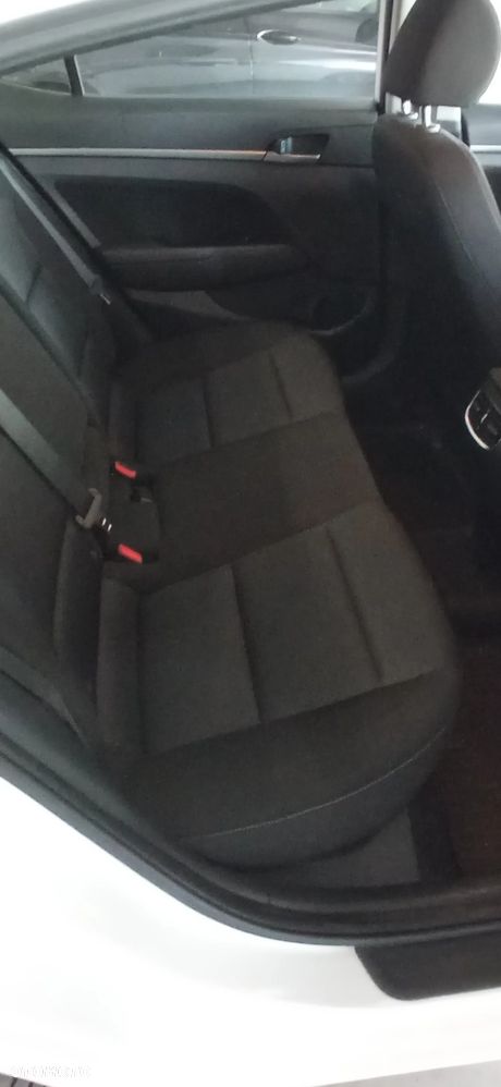 Hyundai Elantra 1.6 Comfort Premiere - 8