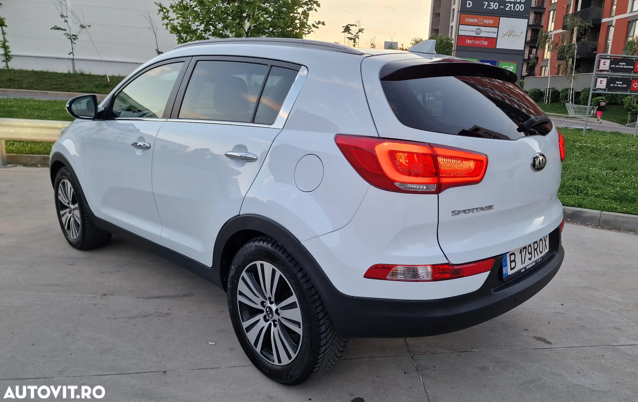 Kia Sportage 1.7 CRDI 2WD Dream-Team Edition - 14
