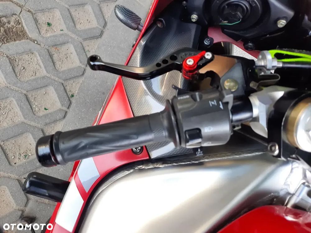 Yamaha R1 - 15