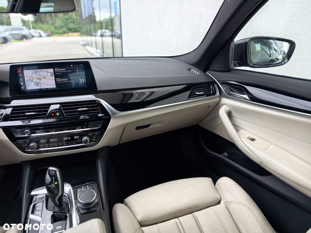 BMW Seria 5 530i xDrive Sport Line - 7