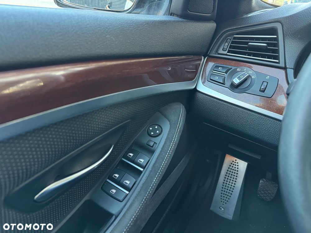 BMW Seria 5 528i - 23