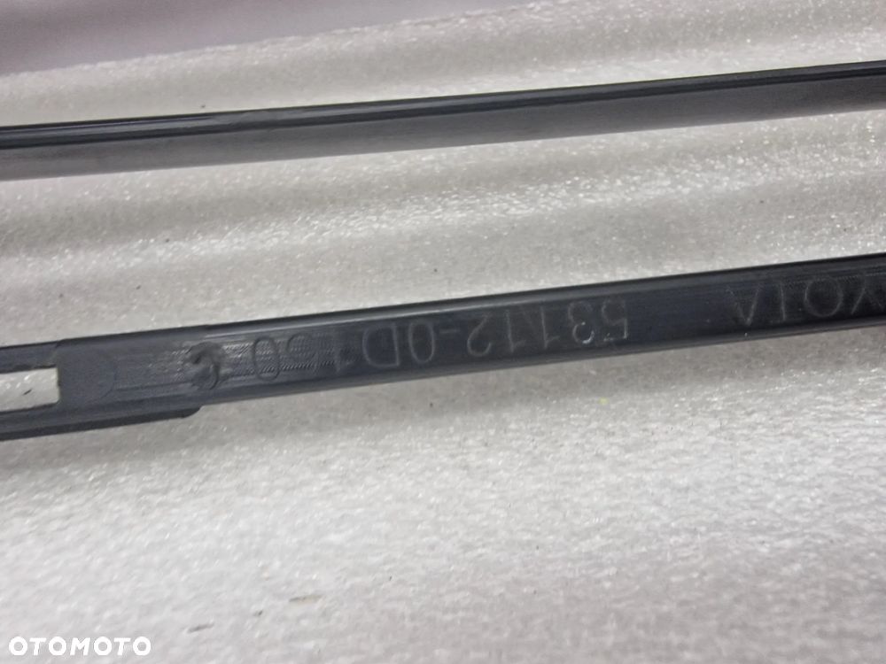 TOYOTA YARIS II LIFT 09- KRATKA ŚRODKOWA ZDERZAKA PRZEDNIEGO PRZÓD , NR 53112-0D160 , NR AUKCJI KR252 - 7