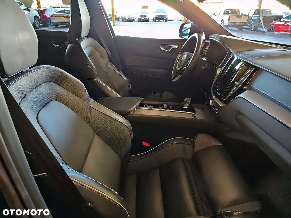 Volvo XC 60 T8 AWD Plug-In Hybrid R-Design - 11