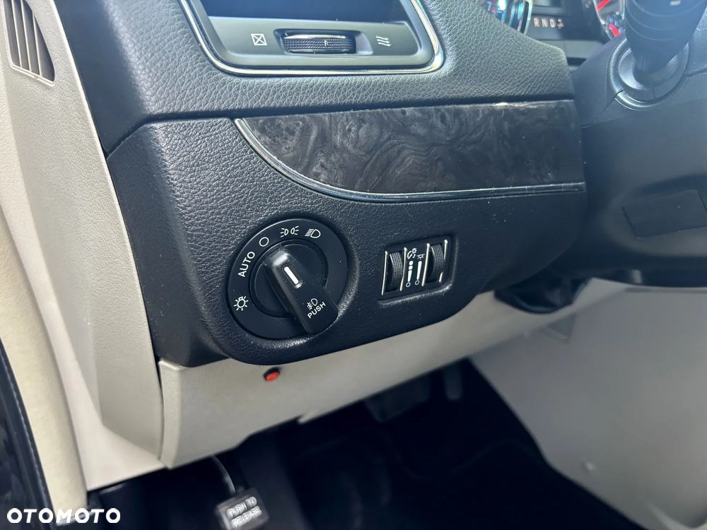 Chrysler Town & Country 3.6 Limited - 33