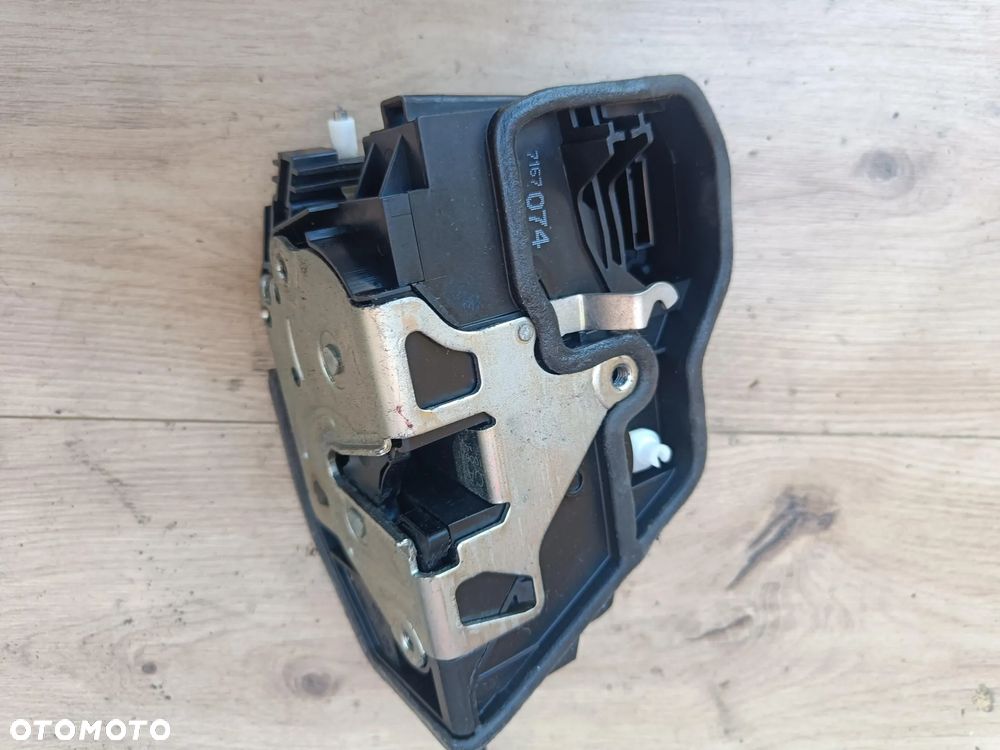 BMW E60 E61 ZAMEK DRZWI PRAWY PRZÓD PRZEDNI 7167074 EUROPA - 2