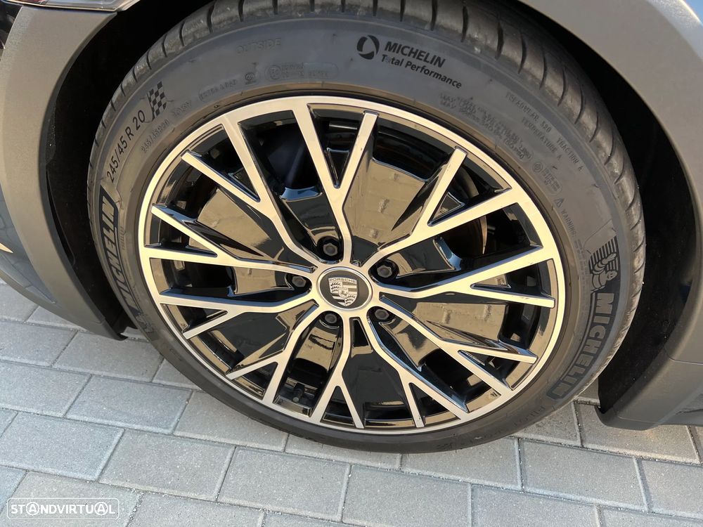 Porsche Taycan Cross Turismo 4 - 17