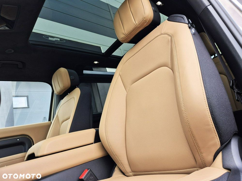 Land Rover Defender - 22