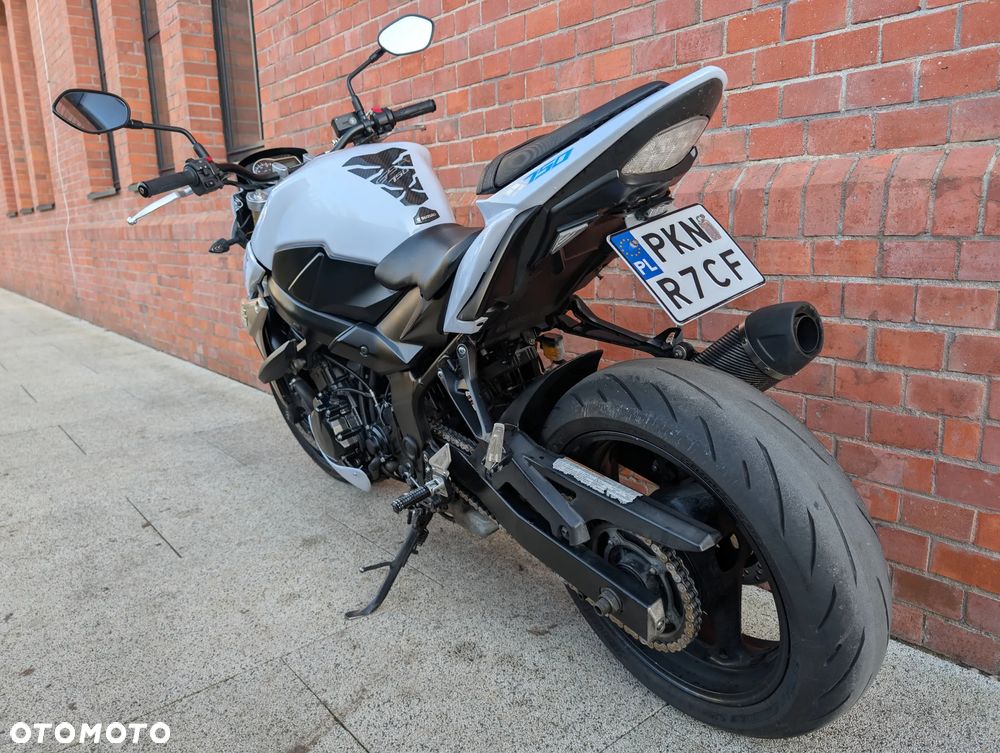 Suzuki GSR - 4