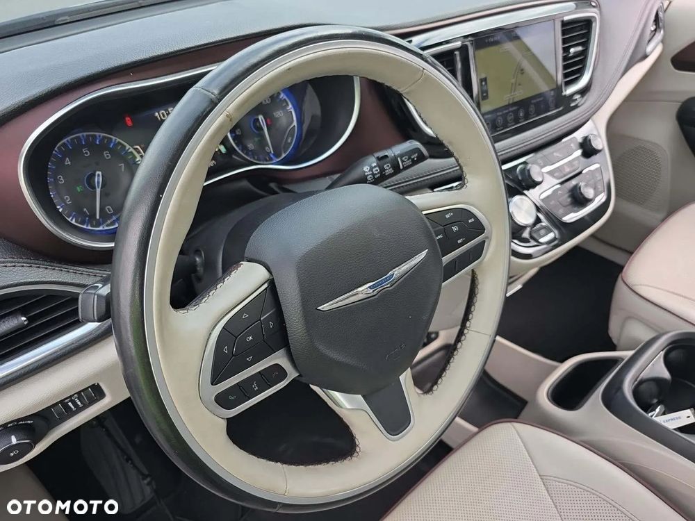 Chrysler Pacifica - 4