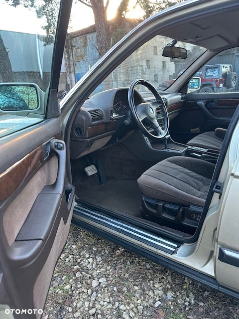 BMW Seria 7 750i - 8