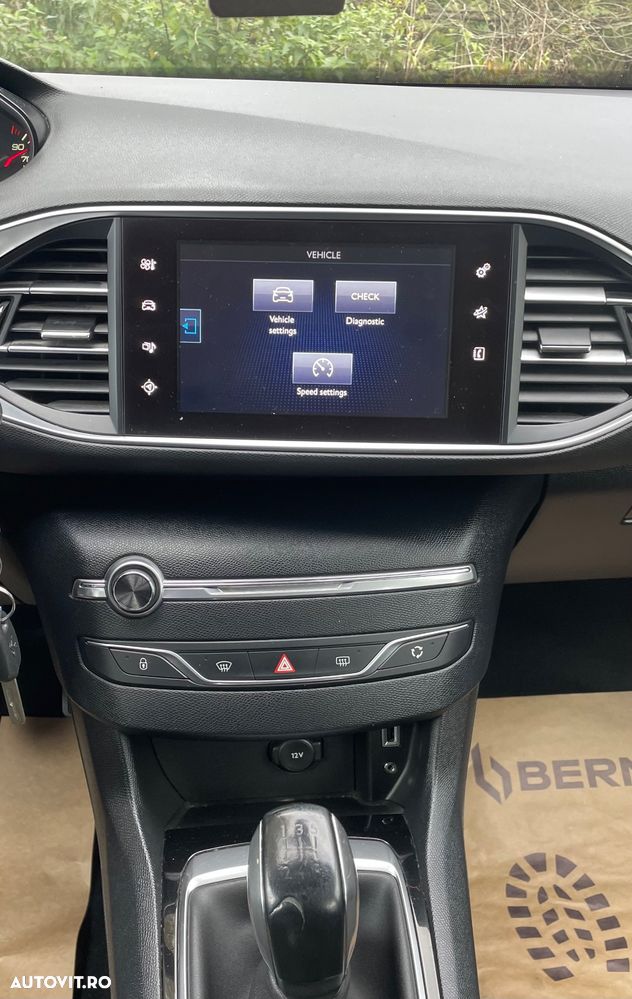Peugeot 308 1.6 e-HDI FAP STT Allure - 16