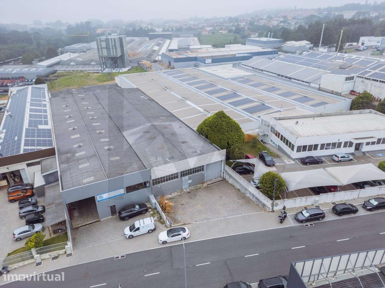 Armazém com logradouro na Zona Industrial de Serzedo, Vila Nova de Gai - Grande imagem: 2/22