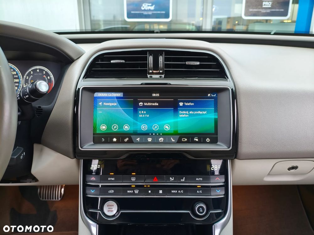 Jaguar XE 2.0 T Prestige - 25