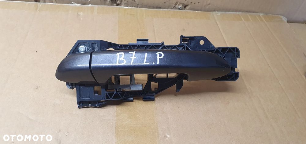 Klamka lewy przód przednia lewa mocowanie VW Passat B7 3C0837885H - 1