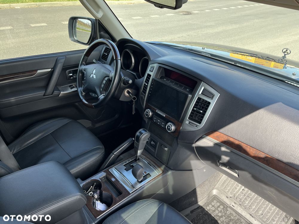 Mitsubishi Pajero - 10