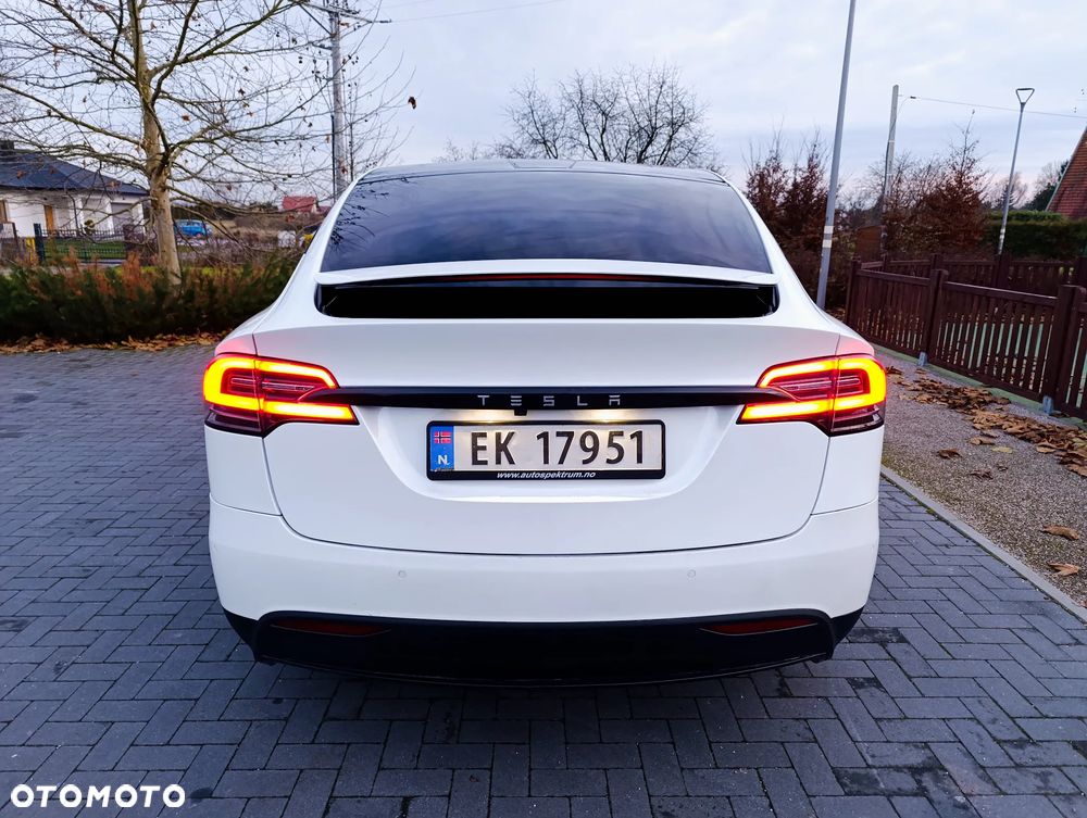 Tesla Model X - 16