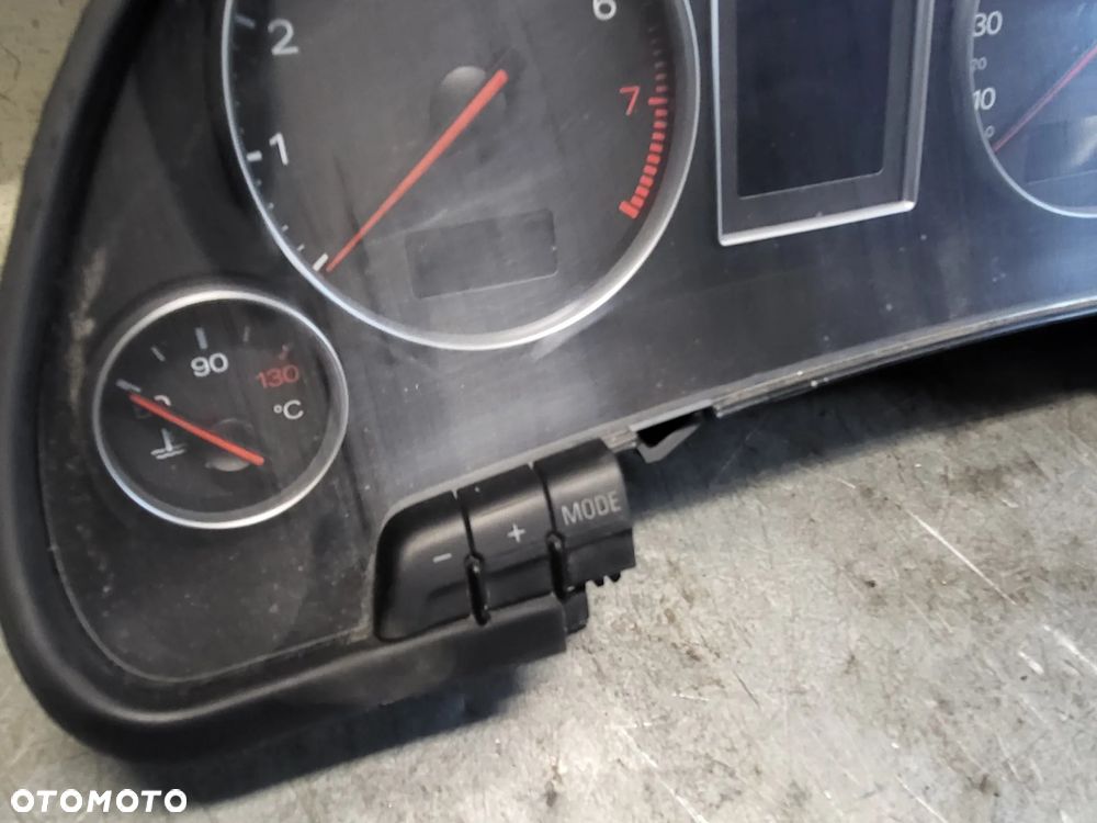 LICZNIK 8E0920900L AUDI A4 B6 BENZYNA 220TYŚ.KM - 2