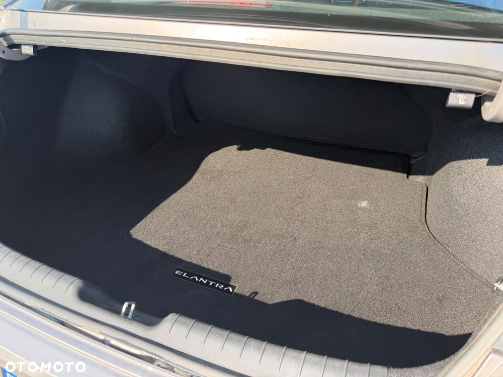 Hyundai Elantra - 24