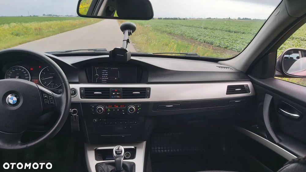 BMW Seria 3 320i Touring - 10