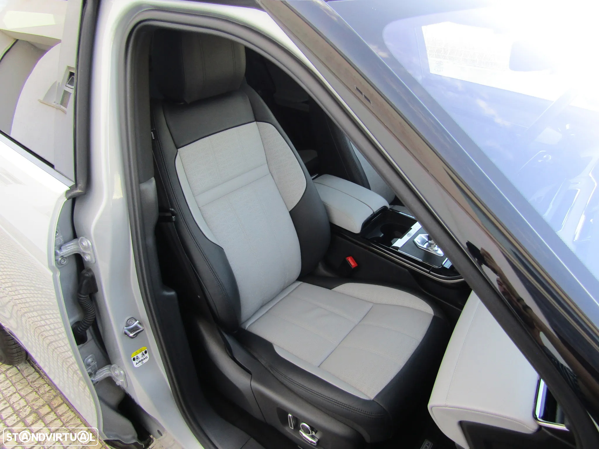 Land Rover Range Rover Evoque 2.0 D200 AWD R-Dynamic Auto - 28
