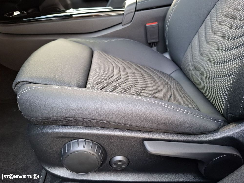 Mercedes-Benz a-250-limousine - 15