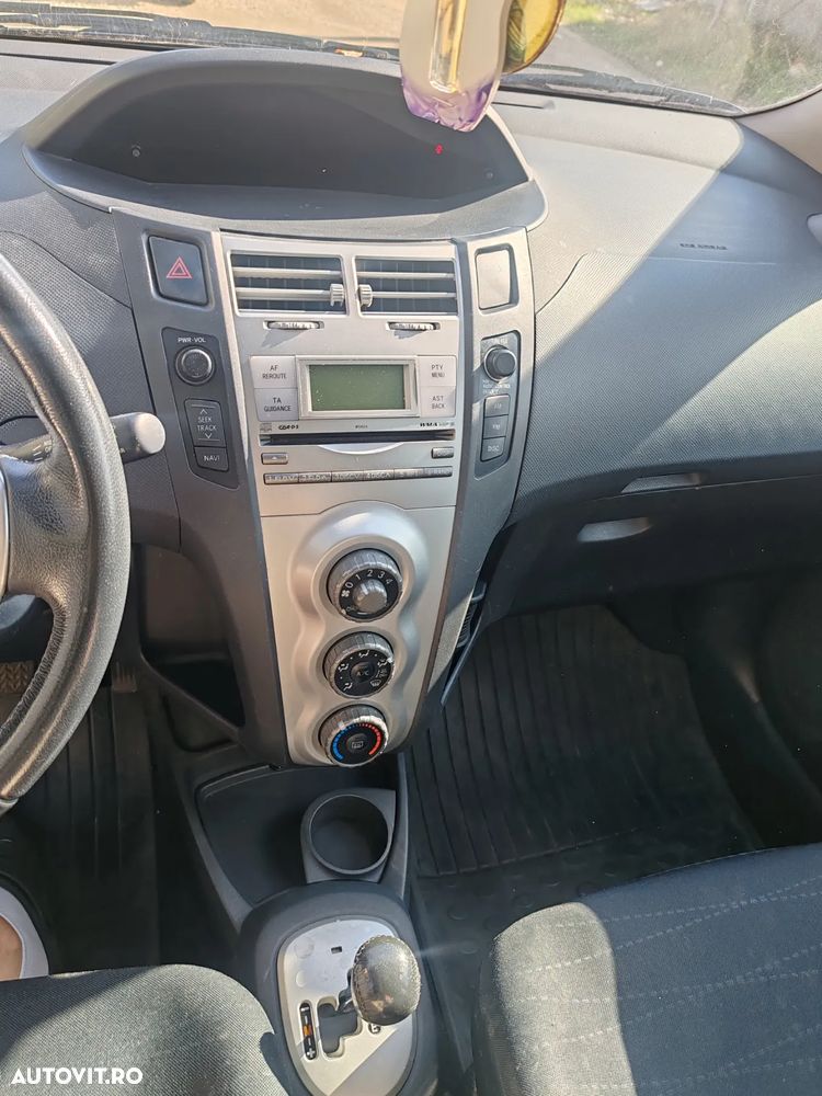 Toyota Yaris 1.3 Aut Luna - 4