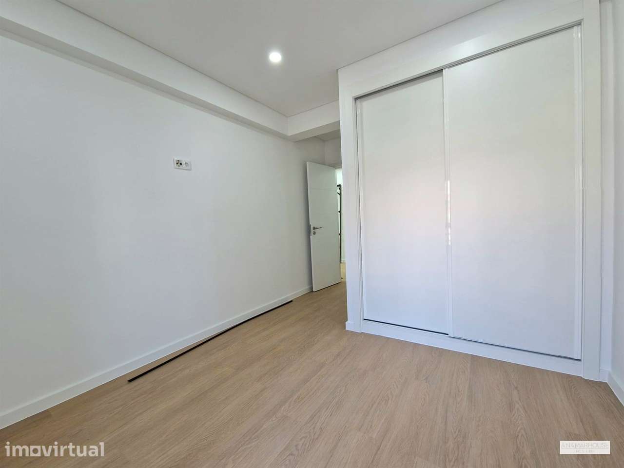 T2 Remodelado com varanda, perto da Urbanização Villa Park,Amadora - Grande imagem: 3/17