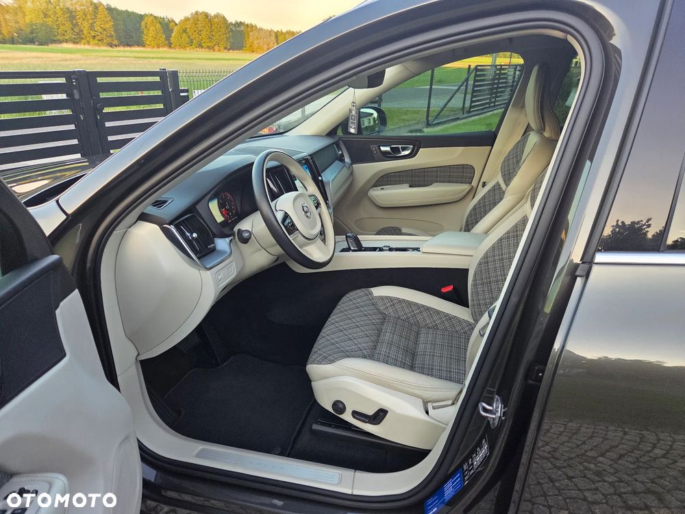 Volvo XC 60 B4 D AWD Momentum Pro - 11