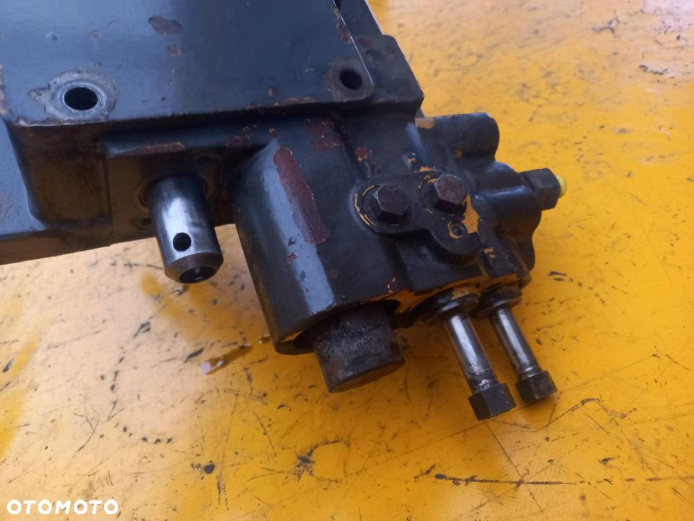 Pokrywa dekiel skrzyni biegów New Holland TS115 - 3