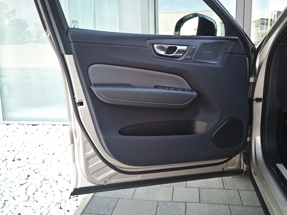 Volvo XC 60 B4 B Plus Dark - 9