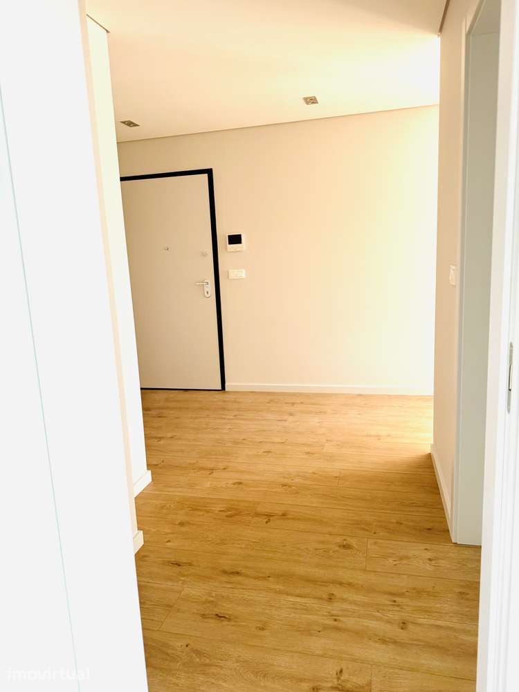 Apartamento T2 novo com varanda e garagem Junto ao Serra Shopping - Grande imagem: 3/20