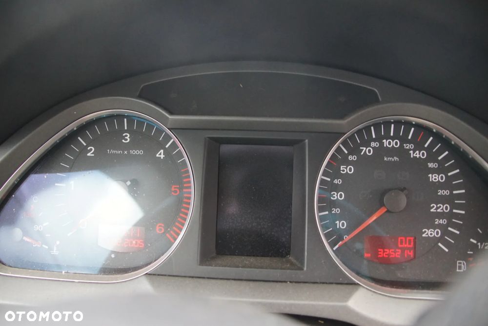 Auto na części - Audi A6 C6 3.0 TDI 224 KM BMK GZW LZ9W 2004R Silnik Skrzynia Drzwi Maska Klapa Zderzak Błotnik Lampa Szyba Deska Kokpit Sterownik Moduł Czujnik Licznik Kierownica Wyświetlacz - 9