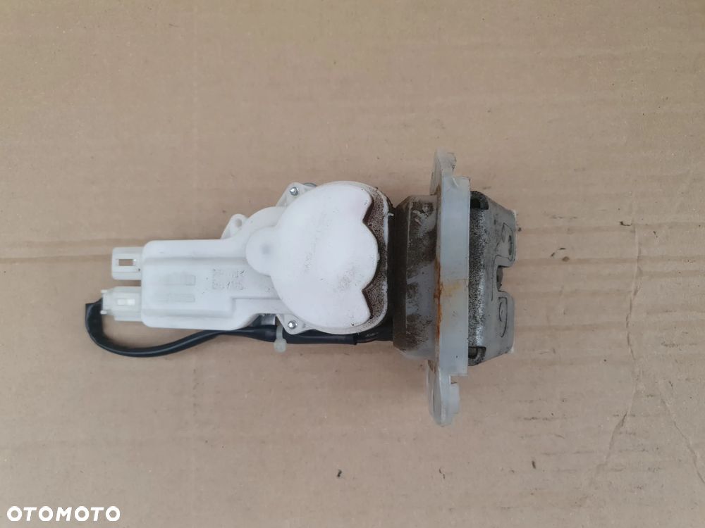 } SUZUKI SWIFT MK6 - ZAMEK KLAPY BAGAŻNIKA TYŁ - 6