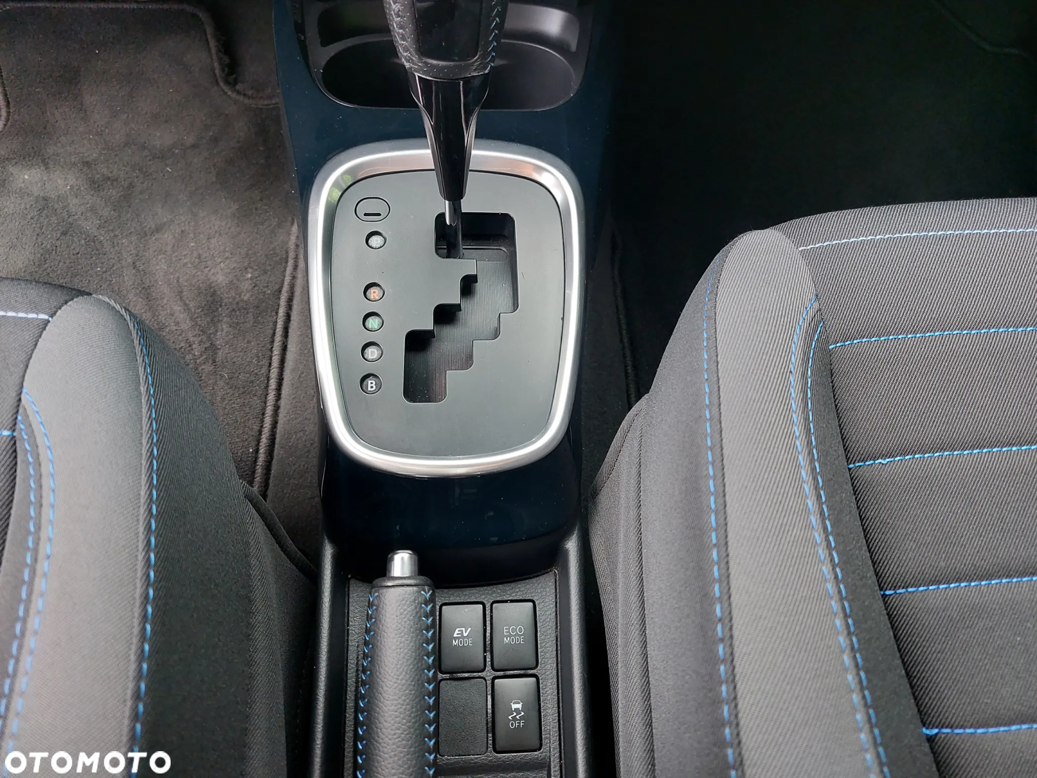 Toyota Yaris Hybrid 100 Selection - 16
